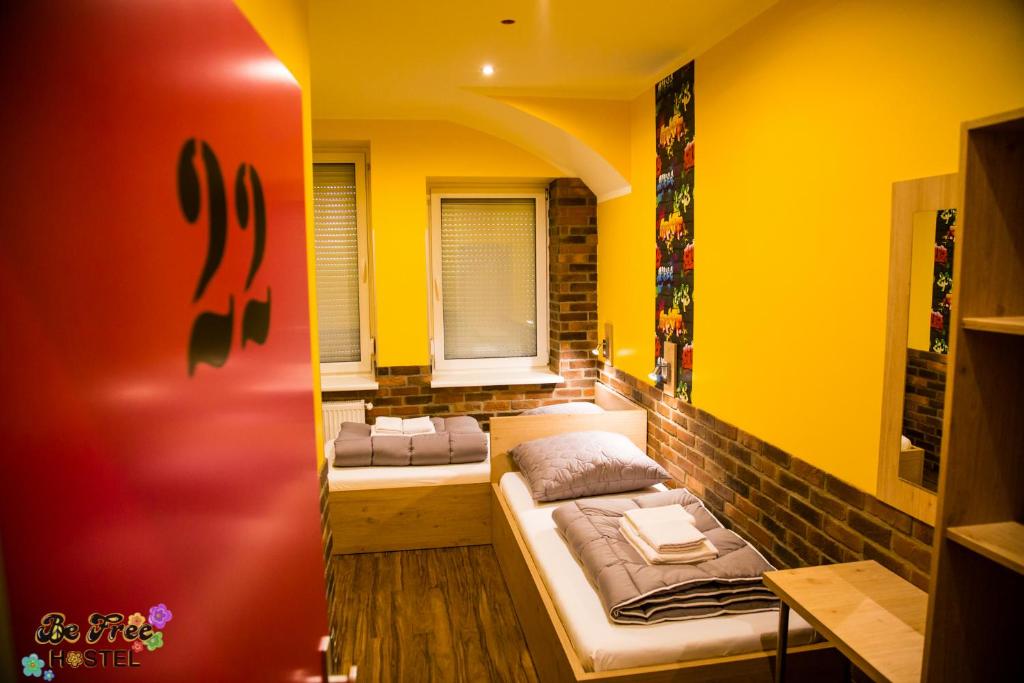 um quarto com duas camas e uma janela em BeFree Hostel - Self-Service em Viena