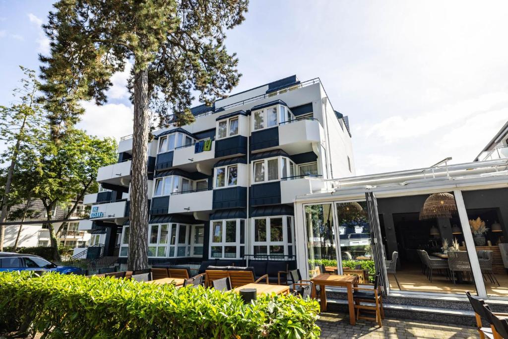 a building with tables and chairs in front of it at The Oceans in Timmendorfer Strand