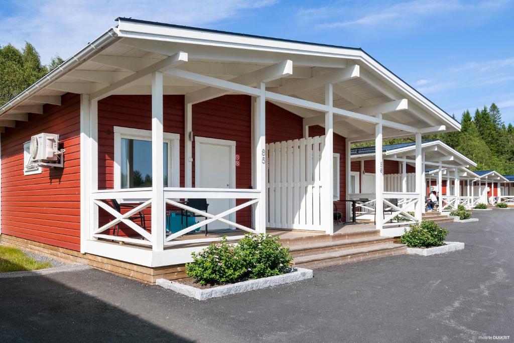 een klein rood gebouw met witte rand en ramen bij First Camp Nydala-Umeå in Umeå