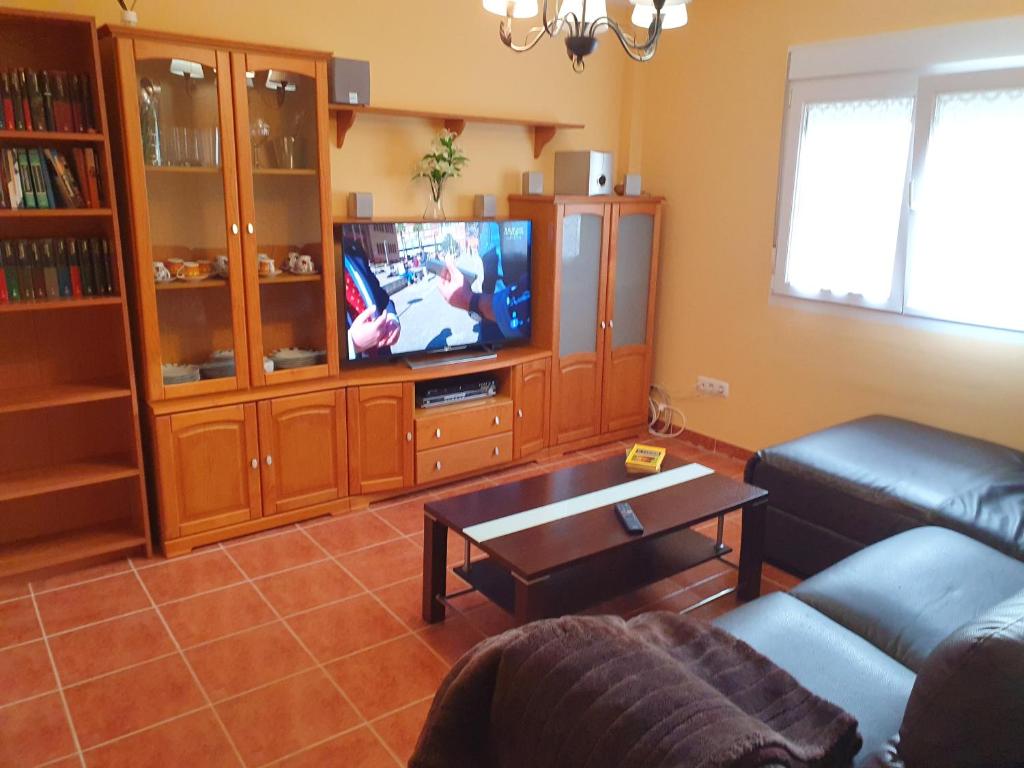 Televízia a/alebo spoločenská miestnosť v ubytovaní Casa César