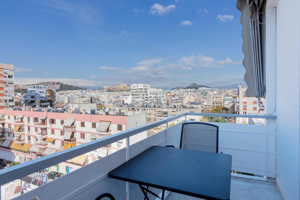 Balkón alebo terasa v ubytovaní Breathtaking Acropolis View from an Elegant 3BR APT