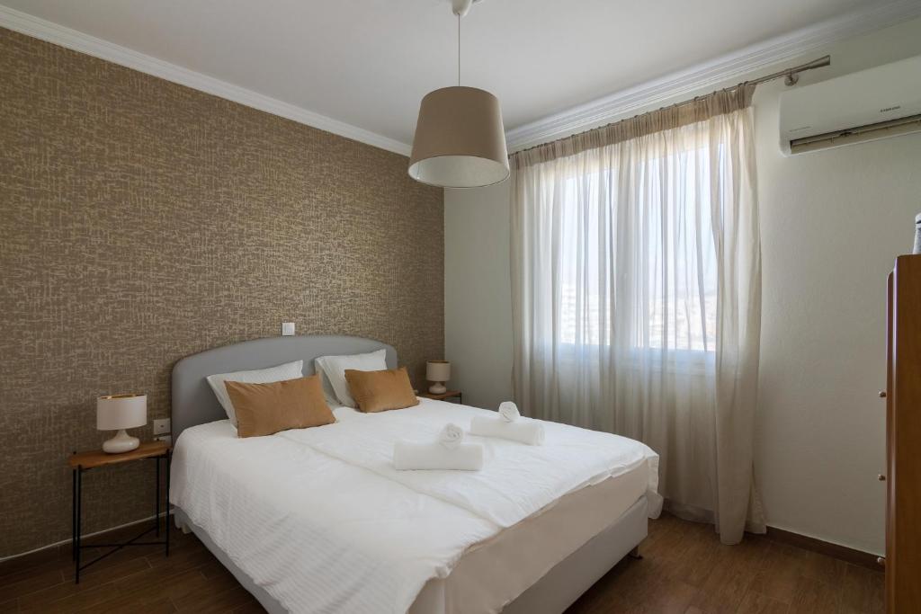 Posteľ alebo postele v izbe v ubytovaní Breathtaking Acropolis View from an Elegant 3BR APT