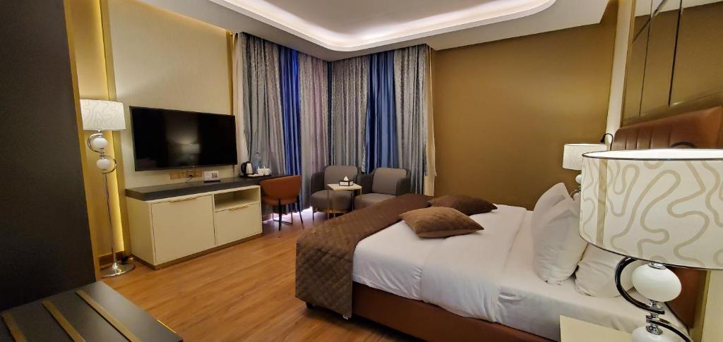 TV a/nebo společenská místnost v ubytování Petra Moon Luxury Hotel