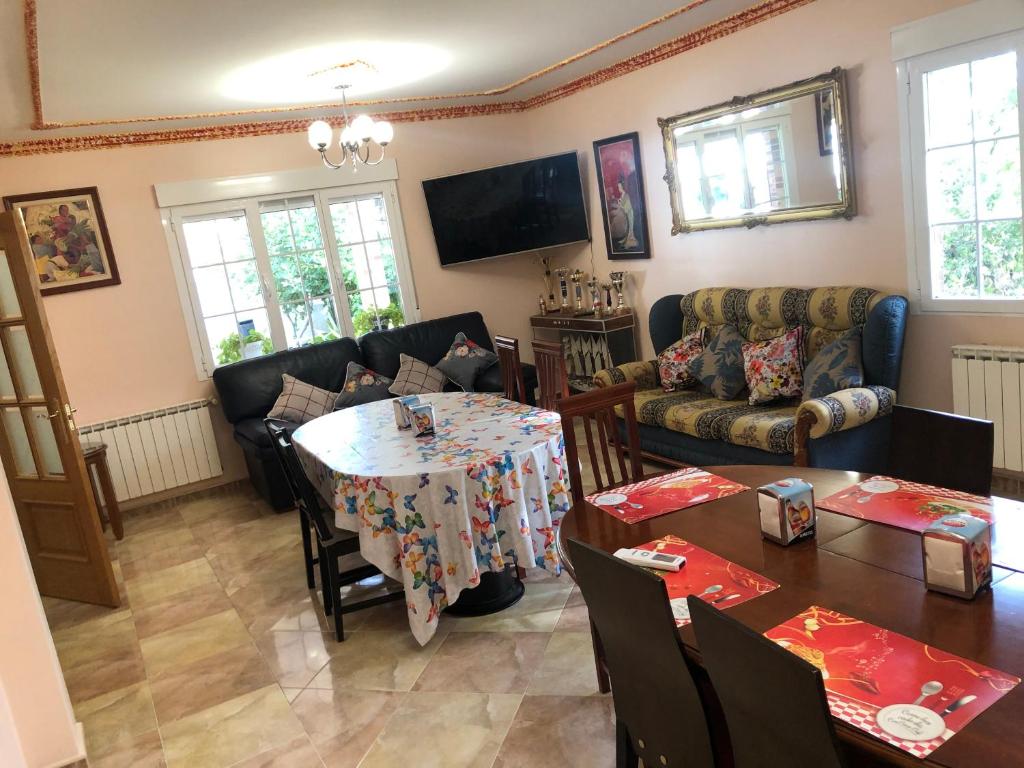 TV a/nebo společenská místnost v ubytování CHALET EN EL CORAZÓN DE LA SIERRA DE GREDOS, PINAR DE LA ATALAYA-TIEMBLO