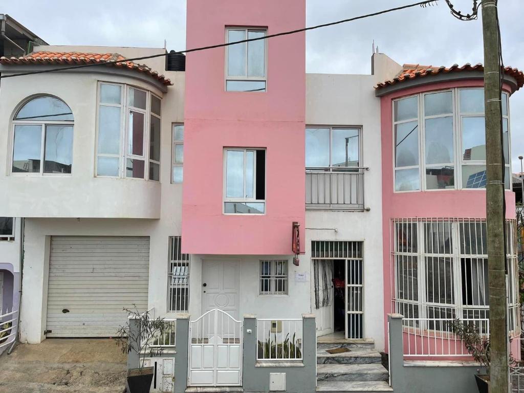 a pink and white house at Maison Residencial casa de ferias in Pedra Badejo