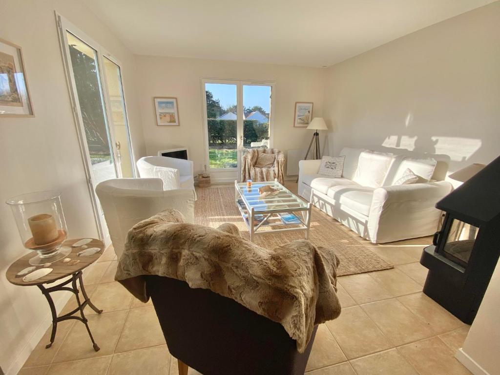 a living room with a couch and a table at Charmante Villa familiale à SAINTE CECILE PLAGE in Camiers