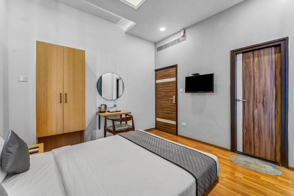 Postel nebo postele na pokoji v ubytování UPAR Hotels - T Nagar