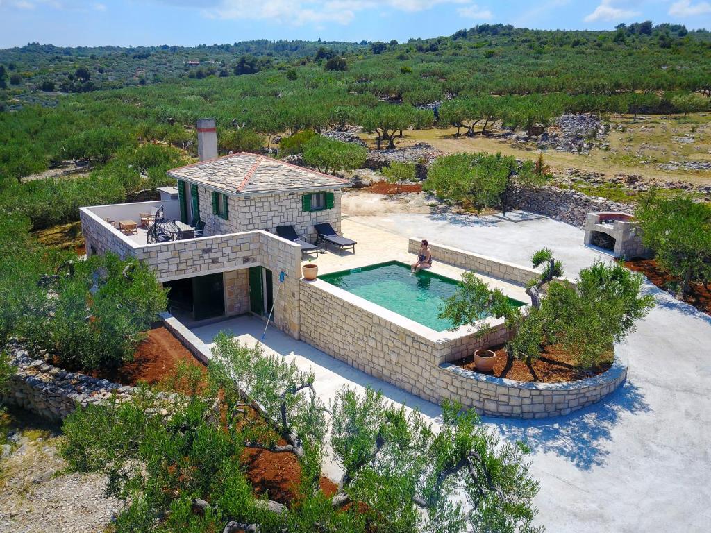 una vista aérea de una casa con piscina en Holiday Home Bliss en Splitska