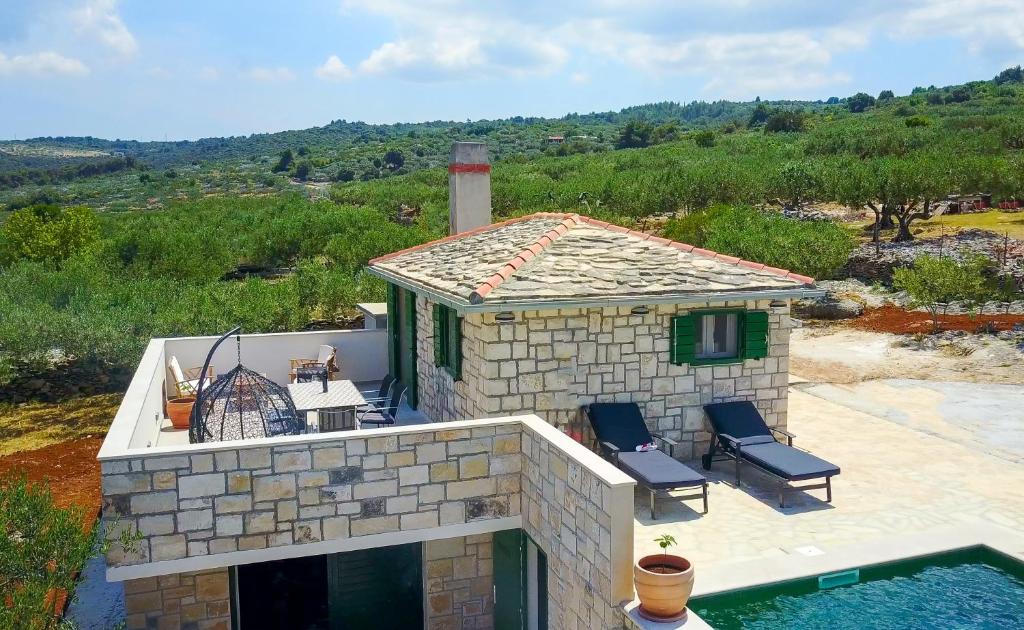 Bazén v ubytování Holiday Home Bliss nebo v jeho okolí