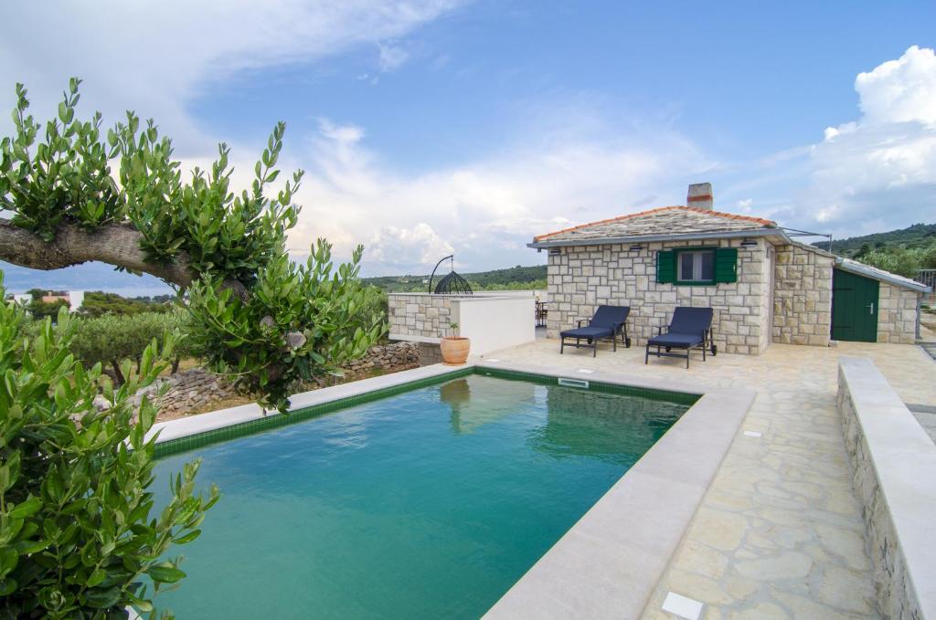 Bazén v ubytování Holiday Home Bliss nebo v jeho okolí