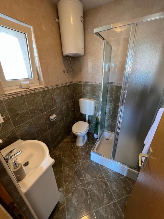 Kúpeľňa v ubytovaní Apartmani Bakovic
