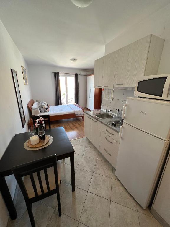 Kuchyňa alebo kuchynka v ubytovaní Apartmani Bakovic