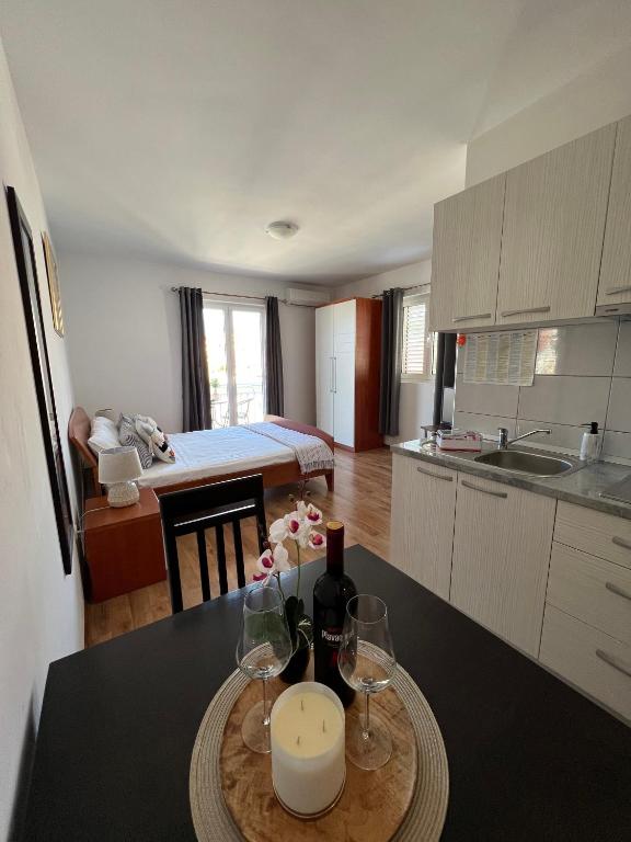 Kuchyňa alebo kuchynka v ubytovaní Apartmani Bakovic
