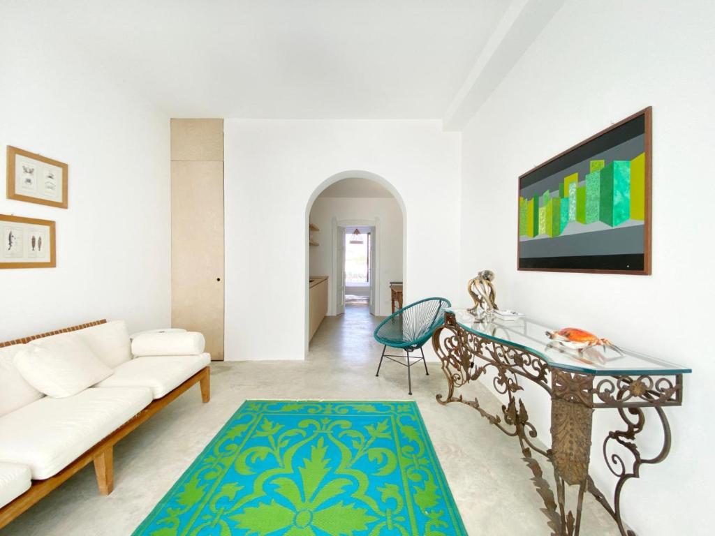 a living room with a couch and a table at Il fenicottero, Marzamemi in Marzamemi
