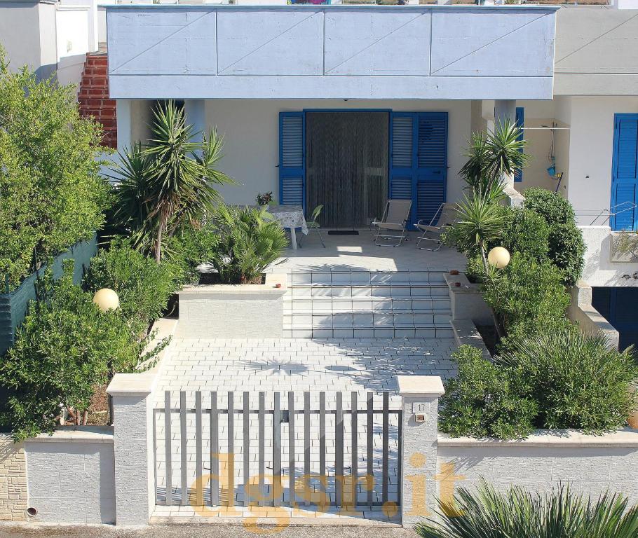 una casa con una recinzione davanti di Villa Grazia a Ostuni