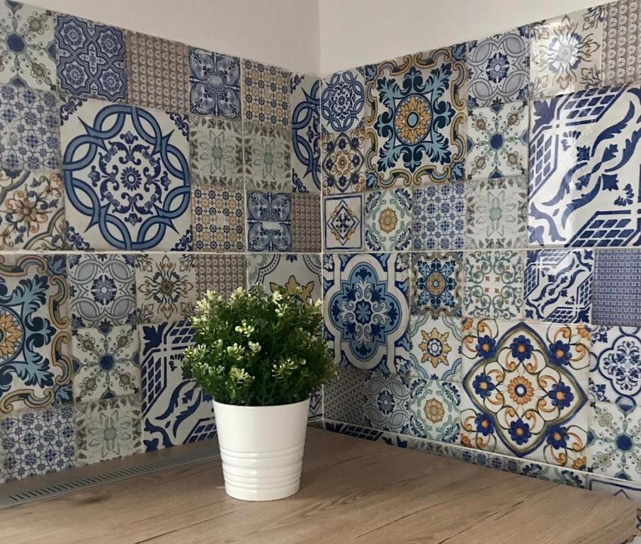 een kamer met blauwe en witte tegels op de muur bij L'Ulivo in Villa Greco in Tindari