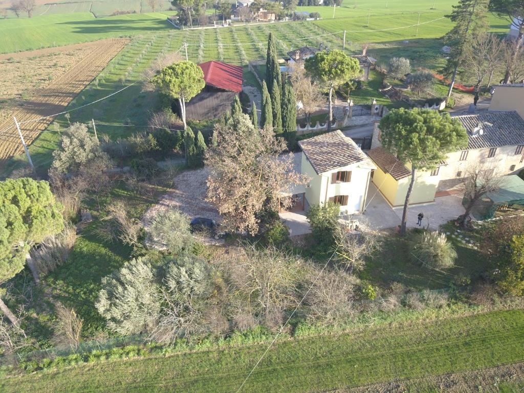 een luchtfoto van een huis in een veld bij La Casa di Bach in Perugia