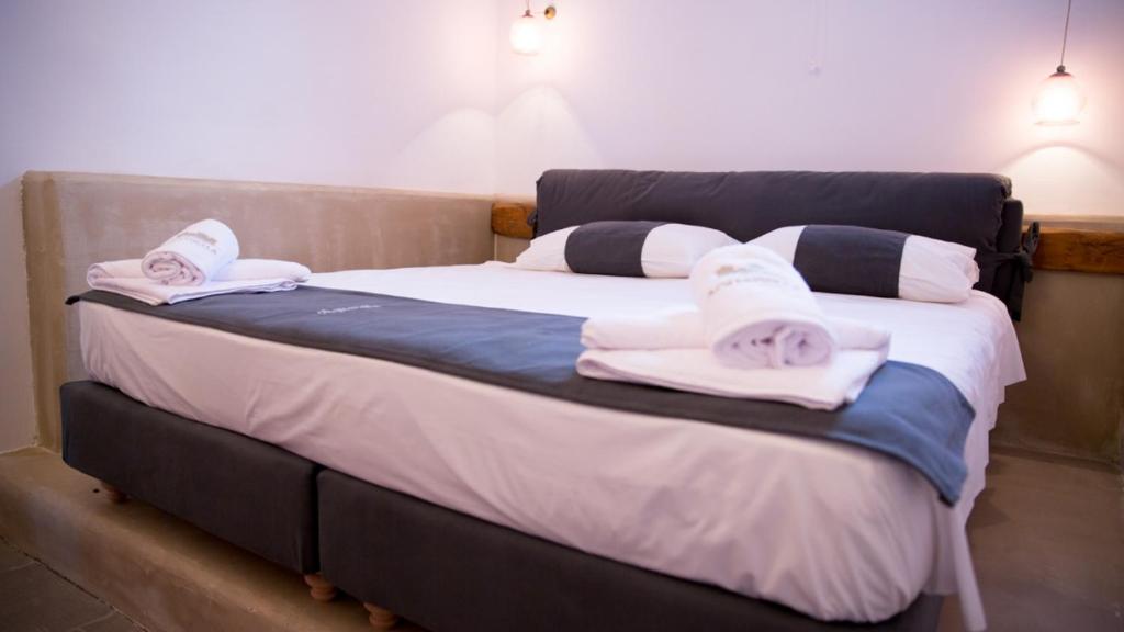 Ένα ή περισσότερα κρεβάτια σε δωμάτιο στο Chic & Modern Apartments with swim access