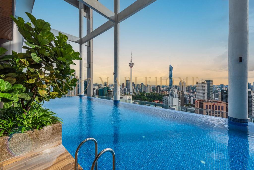 una piscina en la azotea de un edificio con vistas al perfil urbano en The Colony and The Luxe Premier Suites Kuala Lumpur, en Kuala Lumpur