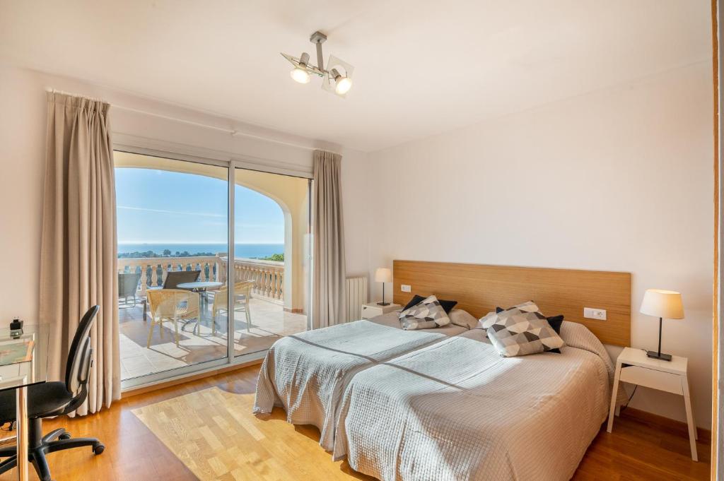 Postel nebo postele na pokoji v ubytování Villa Bendinat 10 - by Priority Villas
