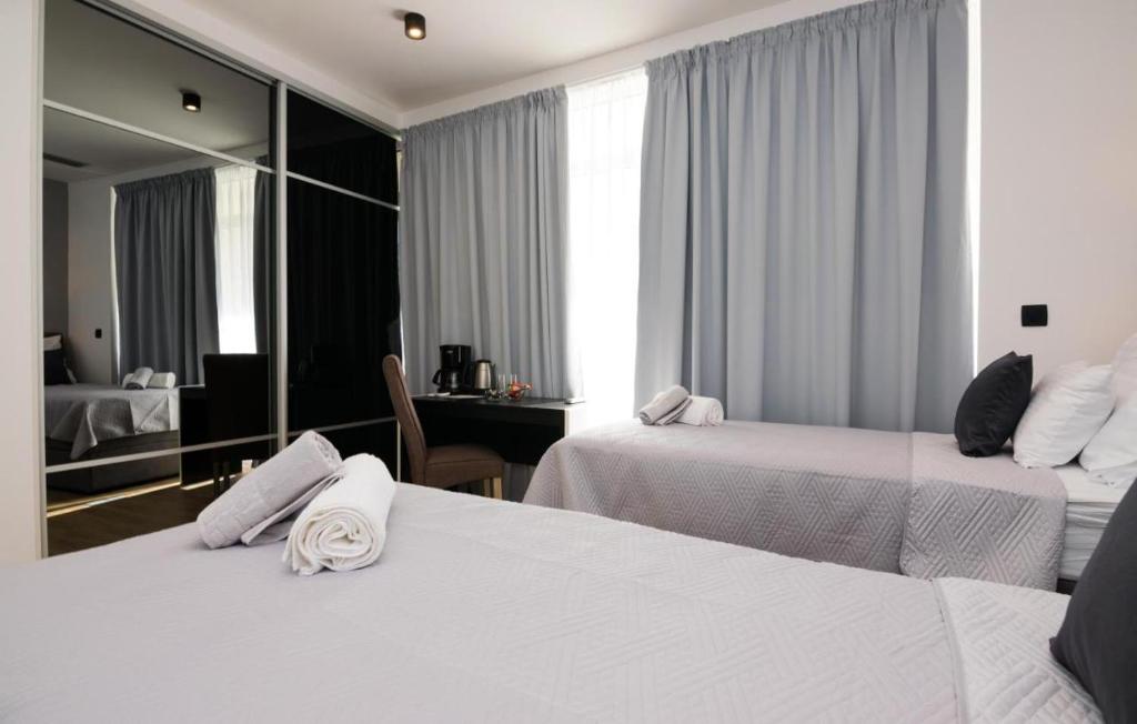 Posteľ alebo postele v izbe v ubytovaní Sky & Sun Luxury Rooms with private parking in the garage