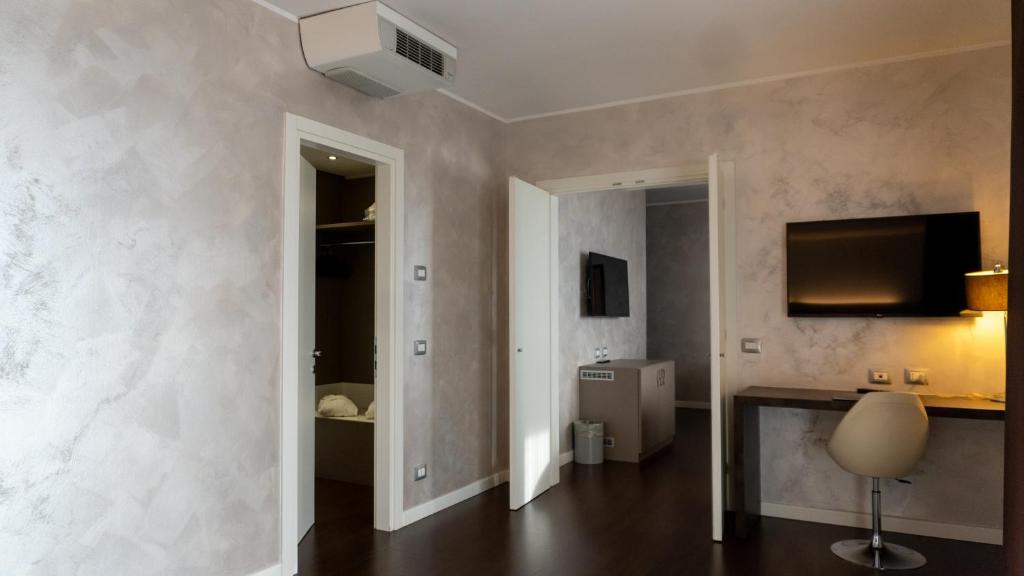 Telewizja i/lub zestaw kina domowego w obiekcie CAVALLO Hotel Noventa di Piave