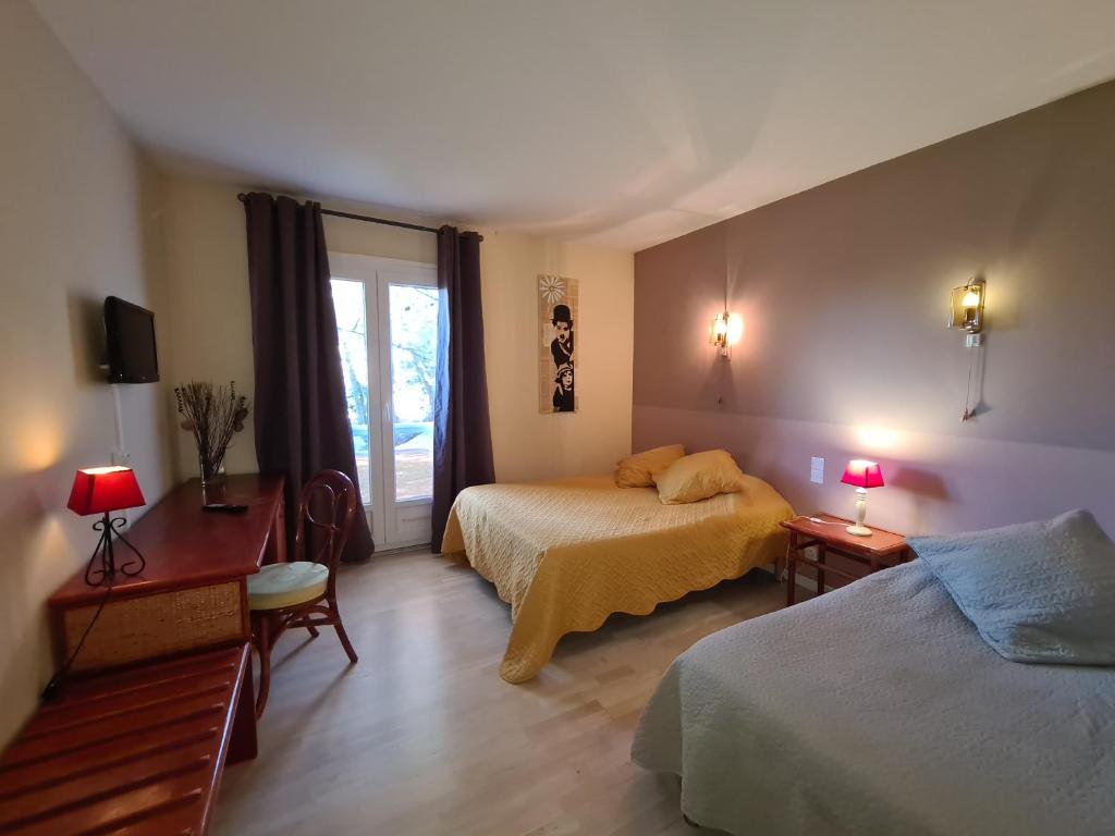 Postel nebo postele na pokoji v ubytování Hôtel Restaurant Le Mas De L'Olivier