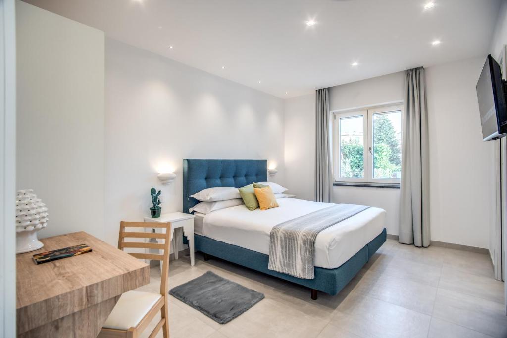 um quarto com uma cama azul e uma janela em Villa Francesca - private pool em Sorrento