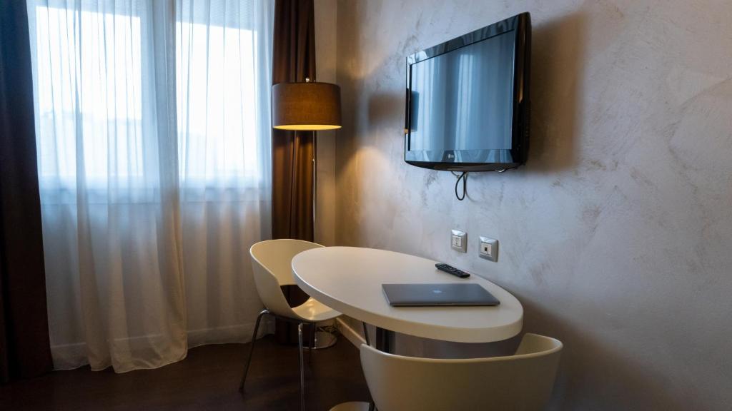 Telewizja i/lub zestaw kina domowego w obiekcie CAVALLO Hotel Noventa di Piave