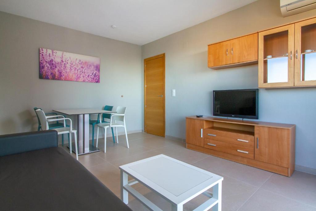 TV a/nebo společenská místnost v ubytování Apartamentos Michel Angelo Benidorm