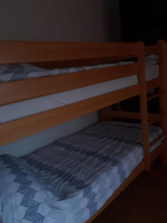 Bunk bed o mga bunk bed sa kuwarto sa Villa Gole&scaron; Travnik