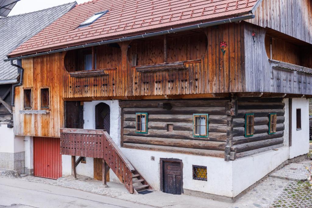 Zgornje Gorje的住宿－House Pr'Belej，一座大型木制建筑,上面有木楼梯