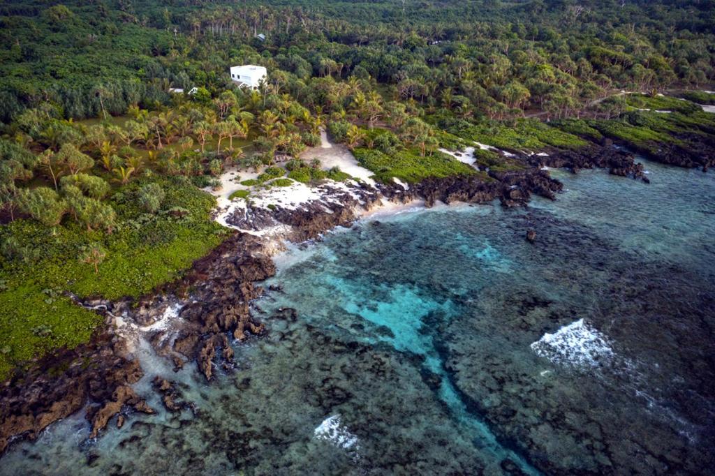 z powietrza widok na plażę z błękitną wodą w obiekcie Papaya Villa w mieście Port Vila