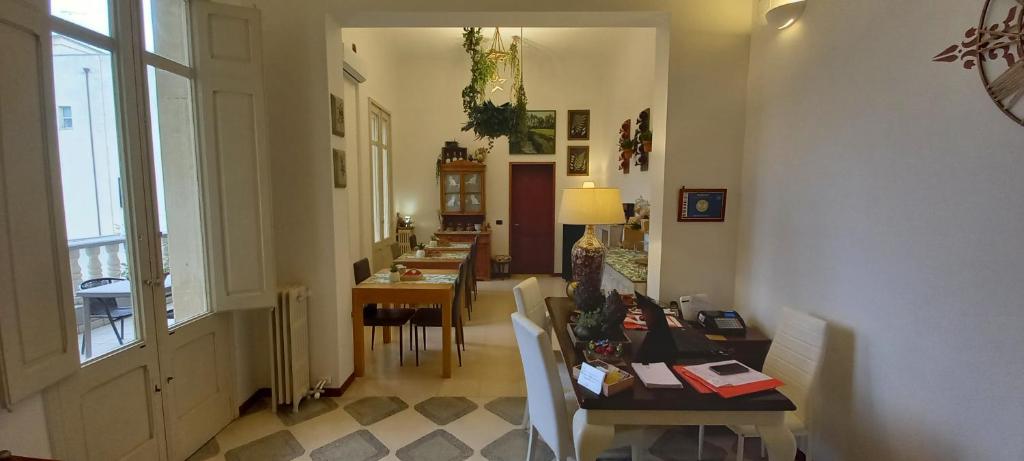 - un salon avec des tables et des chaises dans l'établissement B&B Acanto Lecce, à Lecce