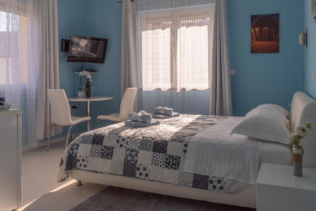 Łóżko lub łóżka w pokoju w obiekcie Apartments & Rooms Andrea