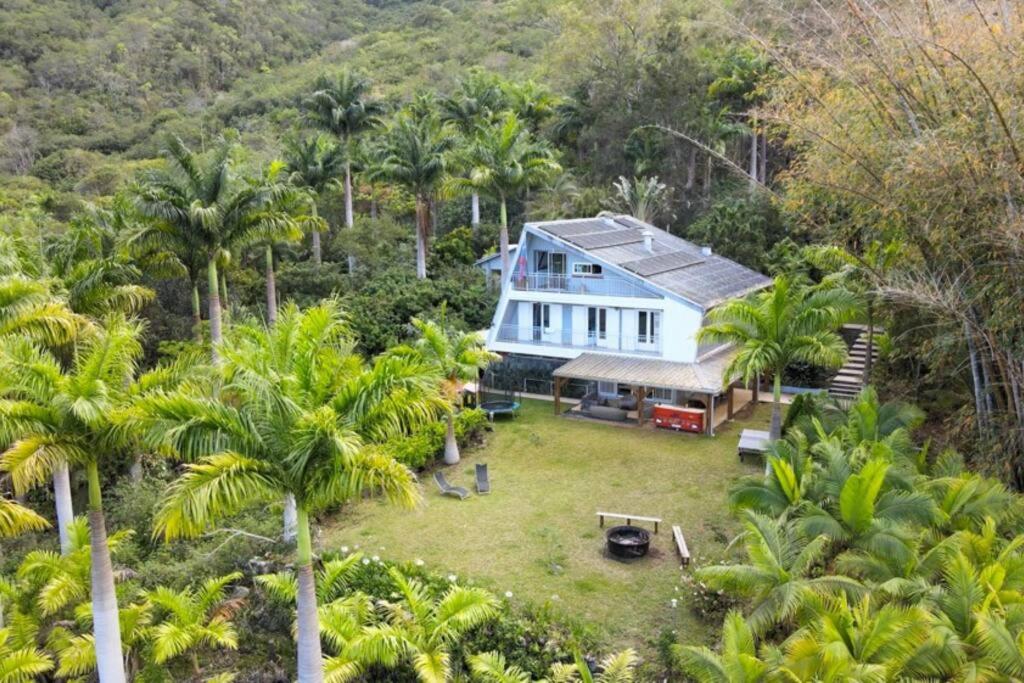 - une vue aérienne sur une maison avec des palmiers dans l'établissement Villa Trésor Péi - Mon îlet, à La Possession