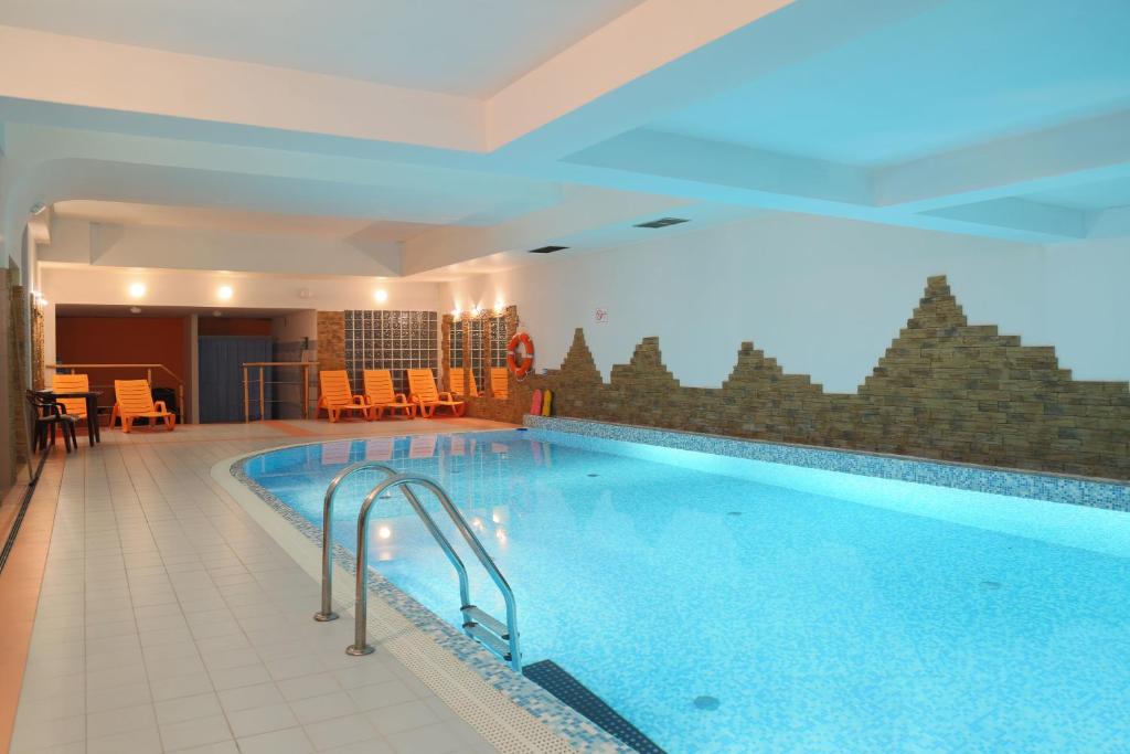 a large swimming pool in a hotel at Apartament Radowid 15 w centrum z basenem in Zakopane