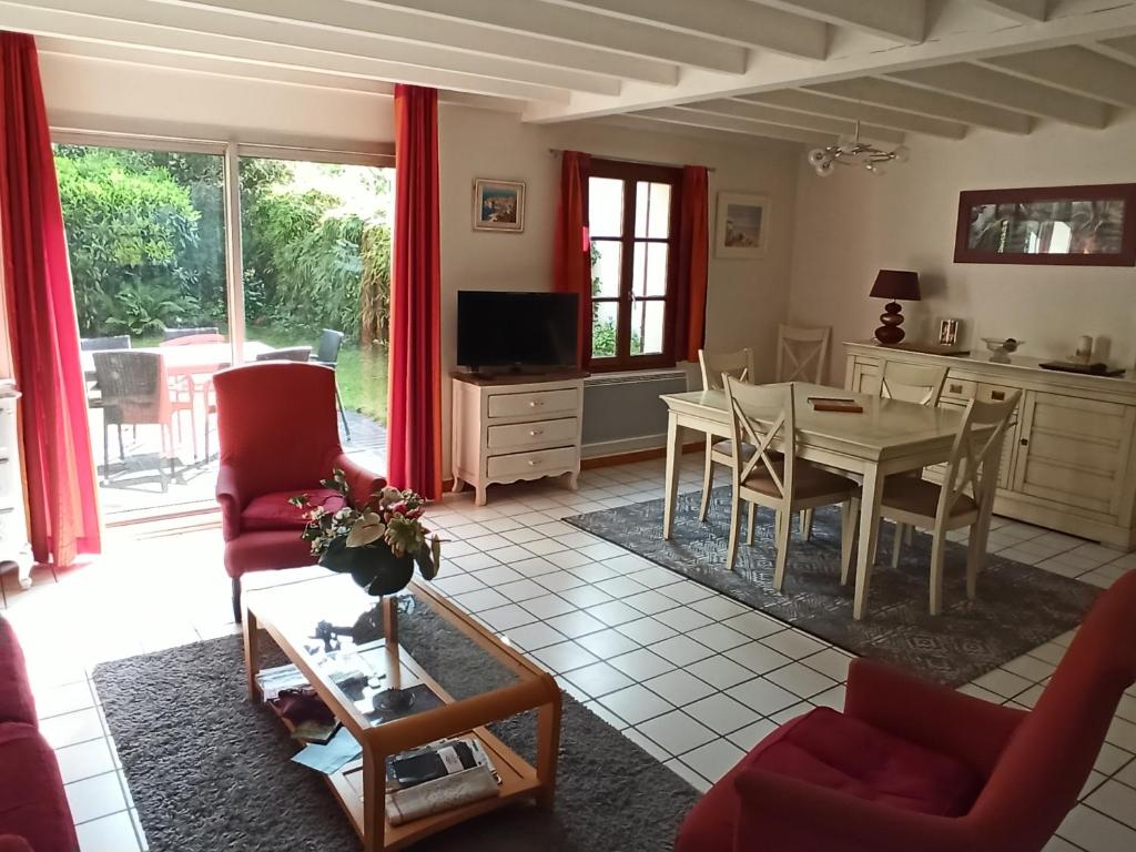 sala de estar con mesa y comedor en Maison proche centre équestre et forêt avec jardin, en Le Touquet-Paris-Plage