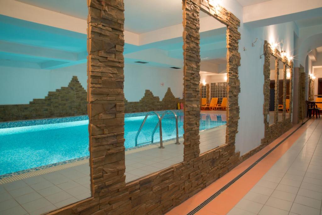 Bazén v ubytovaní Apartament Radowid 15 w centrum z basenem alebo v jeho blízkosti