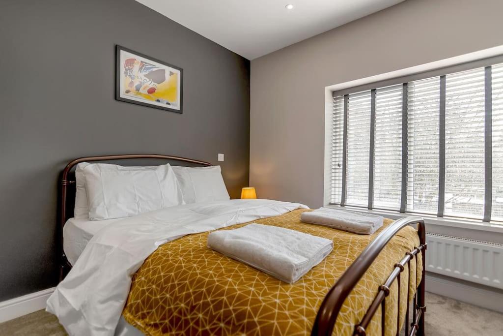 Thorpe Saint Andrew的住宿－6 bed 6 bath house perfect for contractors，一间卧室配有一张带两个枕头的床