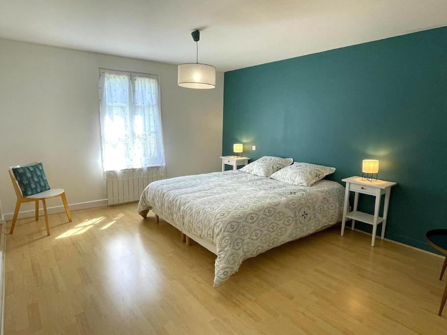 sypialnia z łóżkiem i niebieską ścianą w obiekcie Gîte Saint Pierre w mieście Verdigny