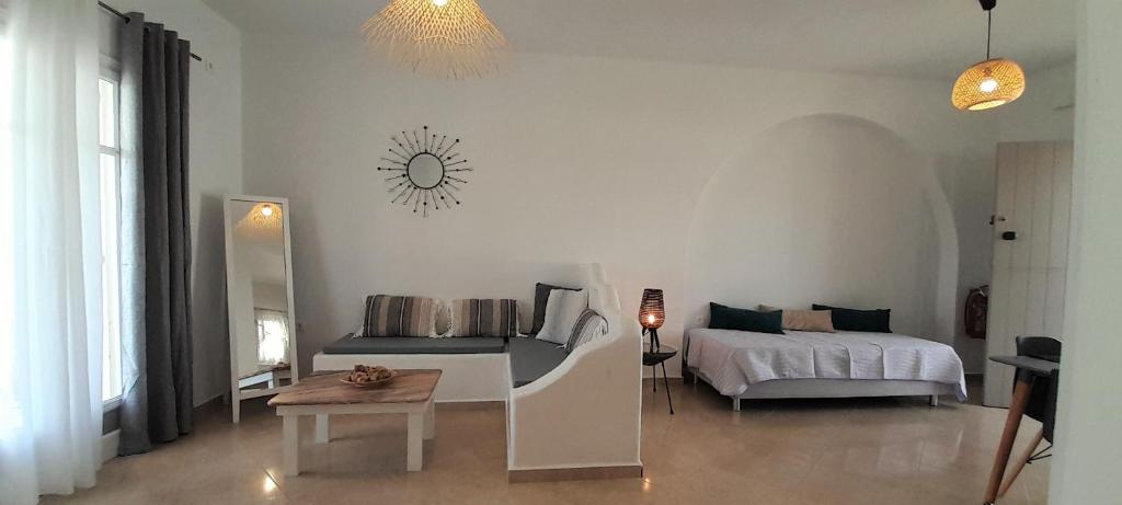 Łóżko lub łóżka w pokoju w obiekcie Milos Dream Life