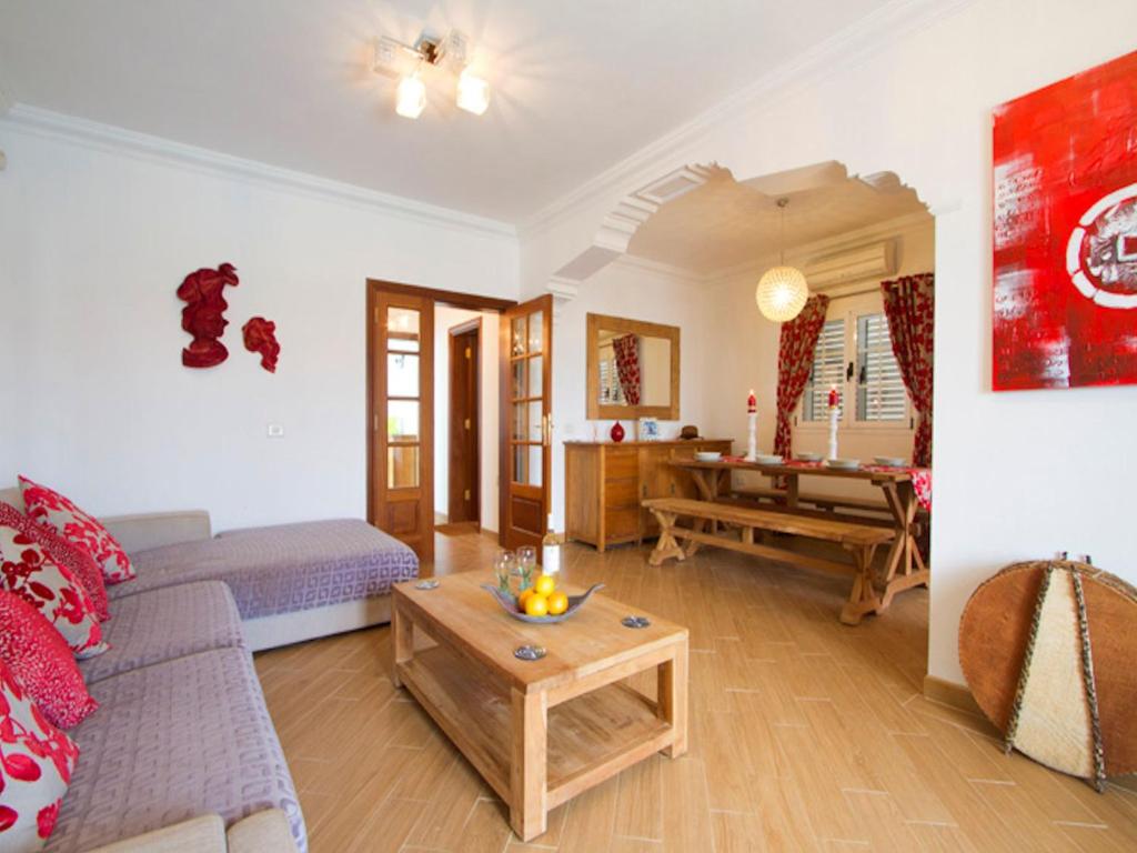 Kép Lovely Lanzarote Villa 4 Bedroom Villa Joanne Bbq Private Pool Puerto Del Carmen szállásáról Puerto del Carmenben a galériában