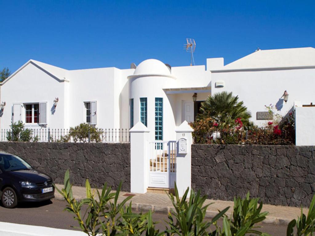 Kép Lovely Lanzarote Villa 4 Bedroom Villa Joanne Bbq Private Pool Puerto Del Carmen szállásáról Puerto del Carmenben a galériában