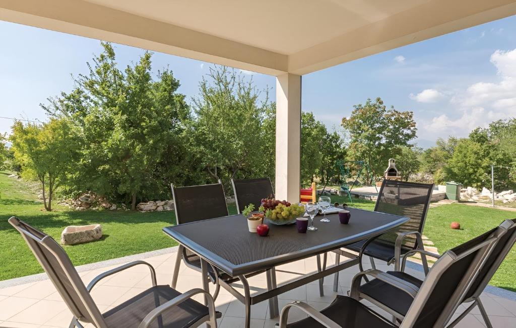 Vonkajšia záhrada v ubytovaní Villa Ivy with perfect privacy, pool, sauna and jacuzzi
