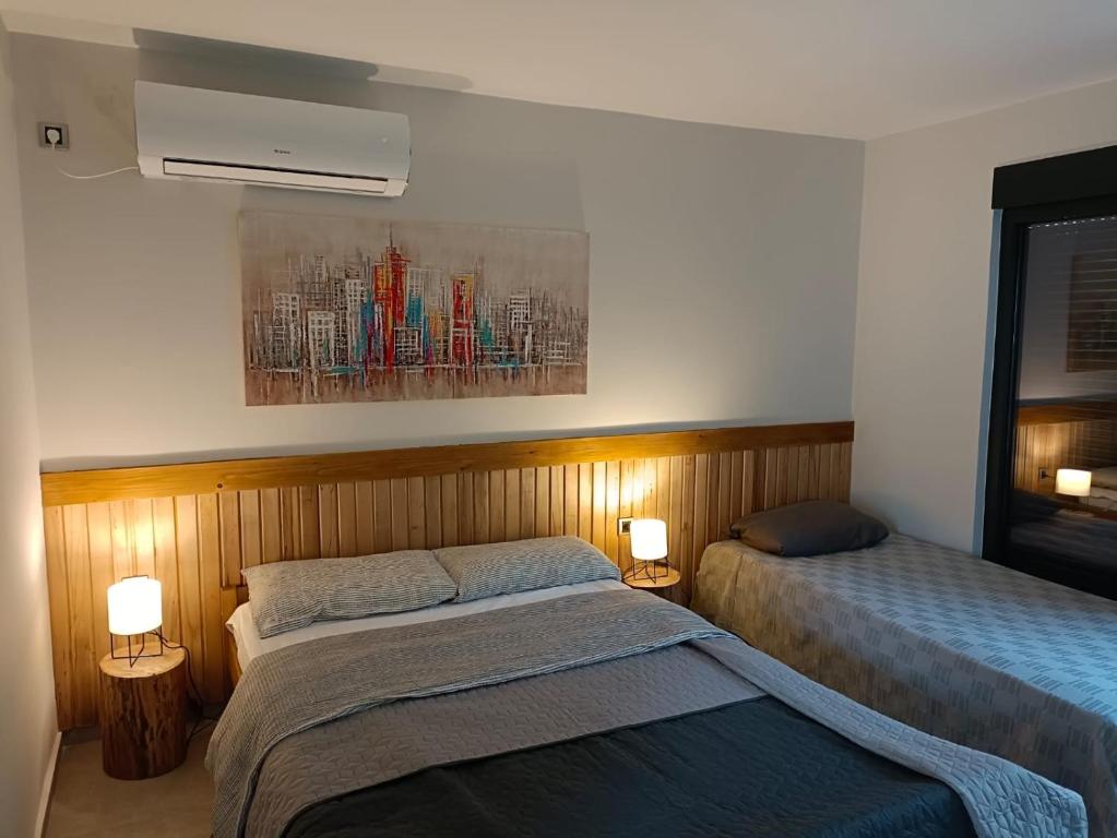 ein Schlafzimmer mit 2 Betten und einem Wandgemälde in der Unterkunft Domus in natura 