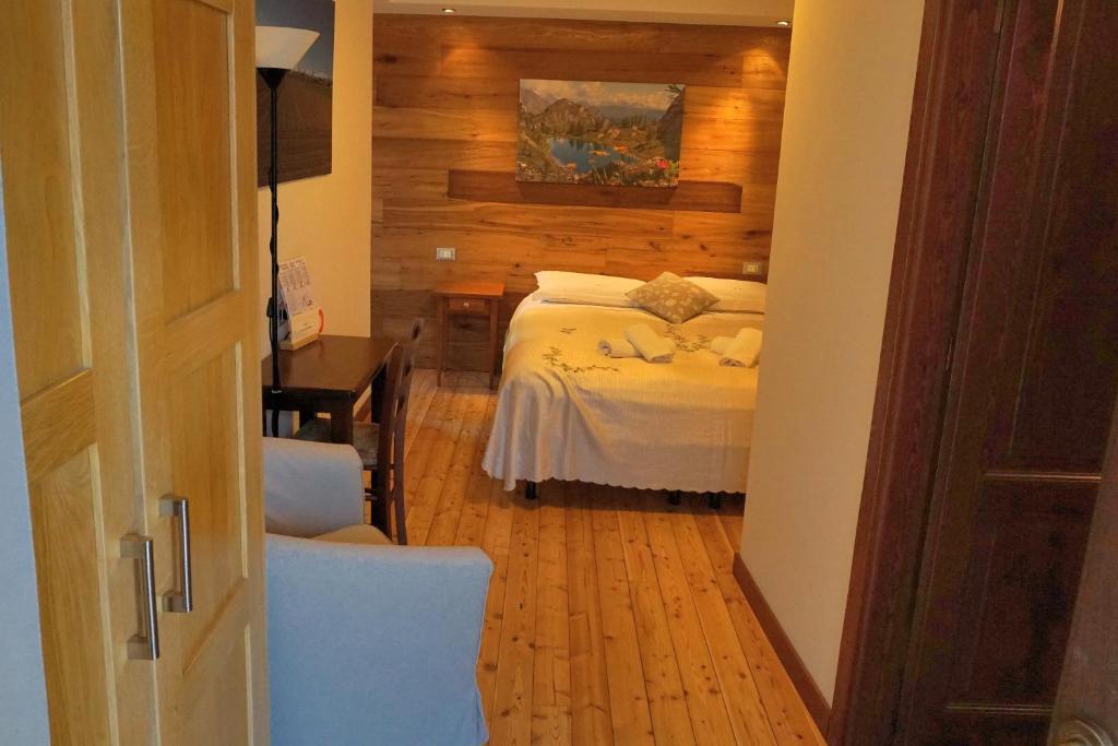 Postel nebo postele na pokoji v ubytování Pensione Albergo Diffuso Ceaglio Valle Maira