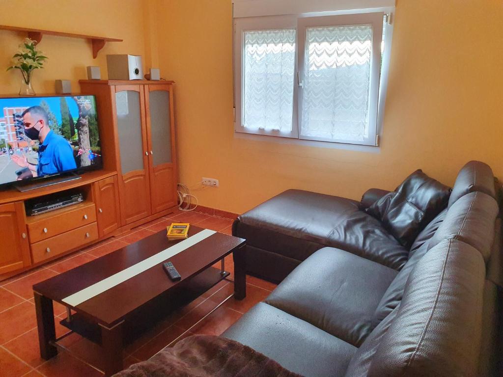 Televízia a/alebo spoločenská miestnosť v ubytovaní Casa César