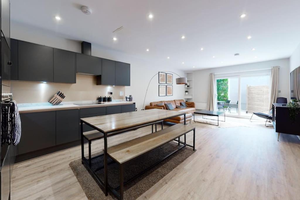 Dapur atau dapur kecil di Stylish 2bed flat 10min to Wimbledon tennis courts