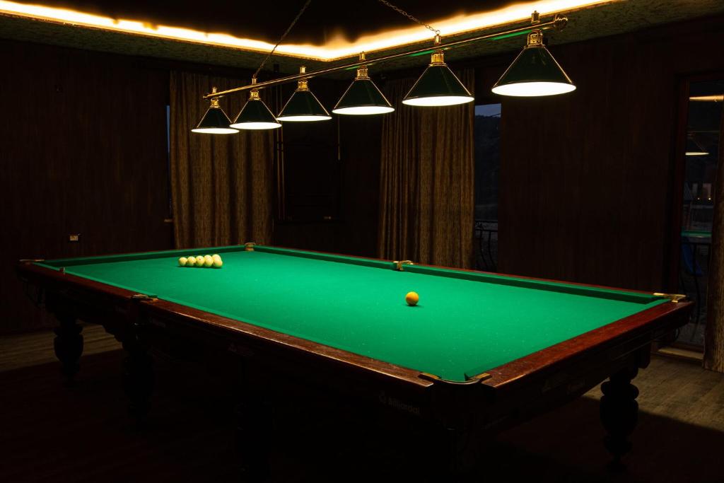 Biliár nebo kulečník v ubytování Alaska Resort